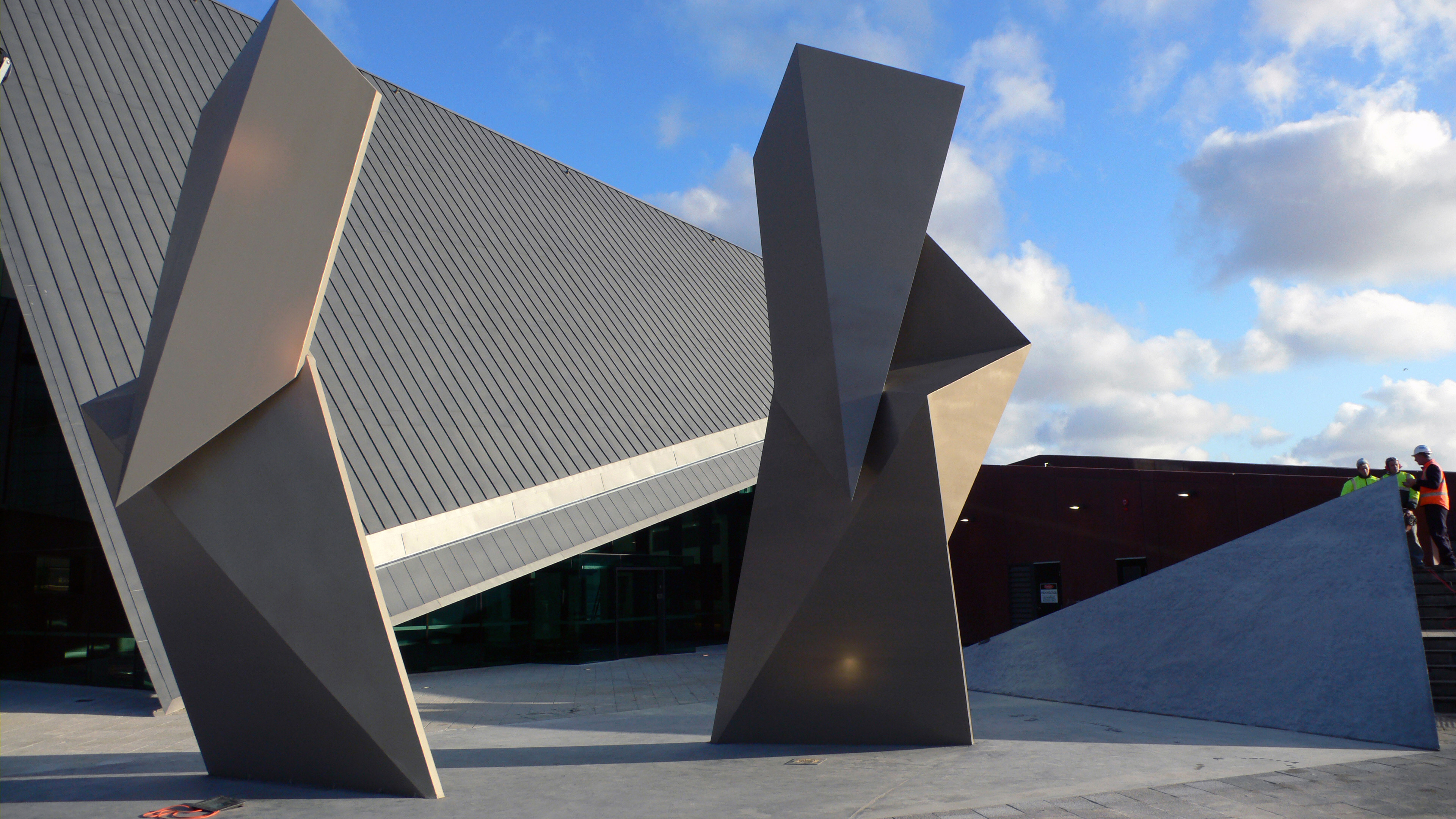 Albany-entertainment-centre-8.5-metres-aluminium-and-paint-2010-artist-jon-tarry-photography-jon-tarry-2010-jt